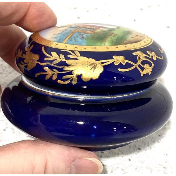 Vintage porcelain trinket box hand painted cobalt blue gold gilt courting scene - Picture 3 of 9